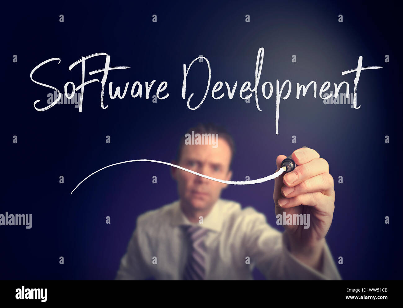 Un imprenditore iscritto un Software Development concept con una penna bianca su uno schermo chiaro. Foto Stock