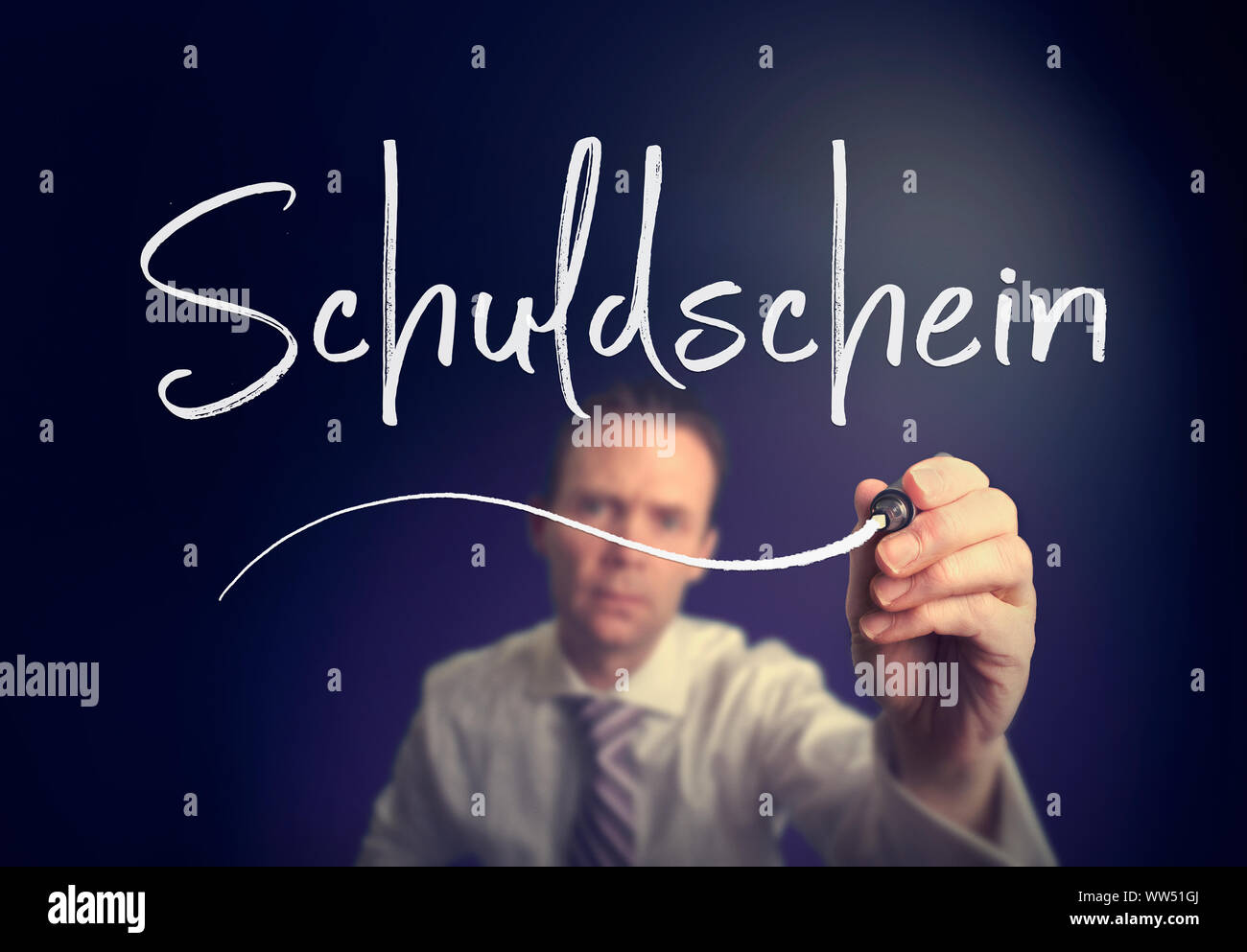 Un imprenditore iscritto un pagherò nota 'Schuldschein' concetto in tedesco con una penna bianca su uno schermo chiaro. Foto Stock