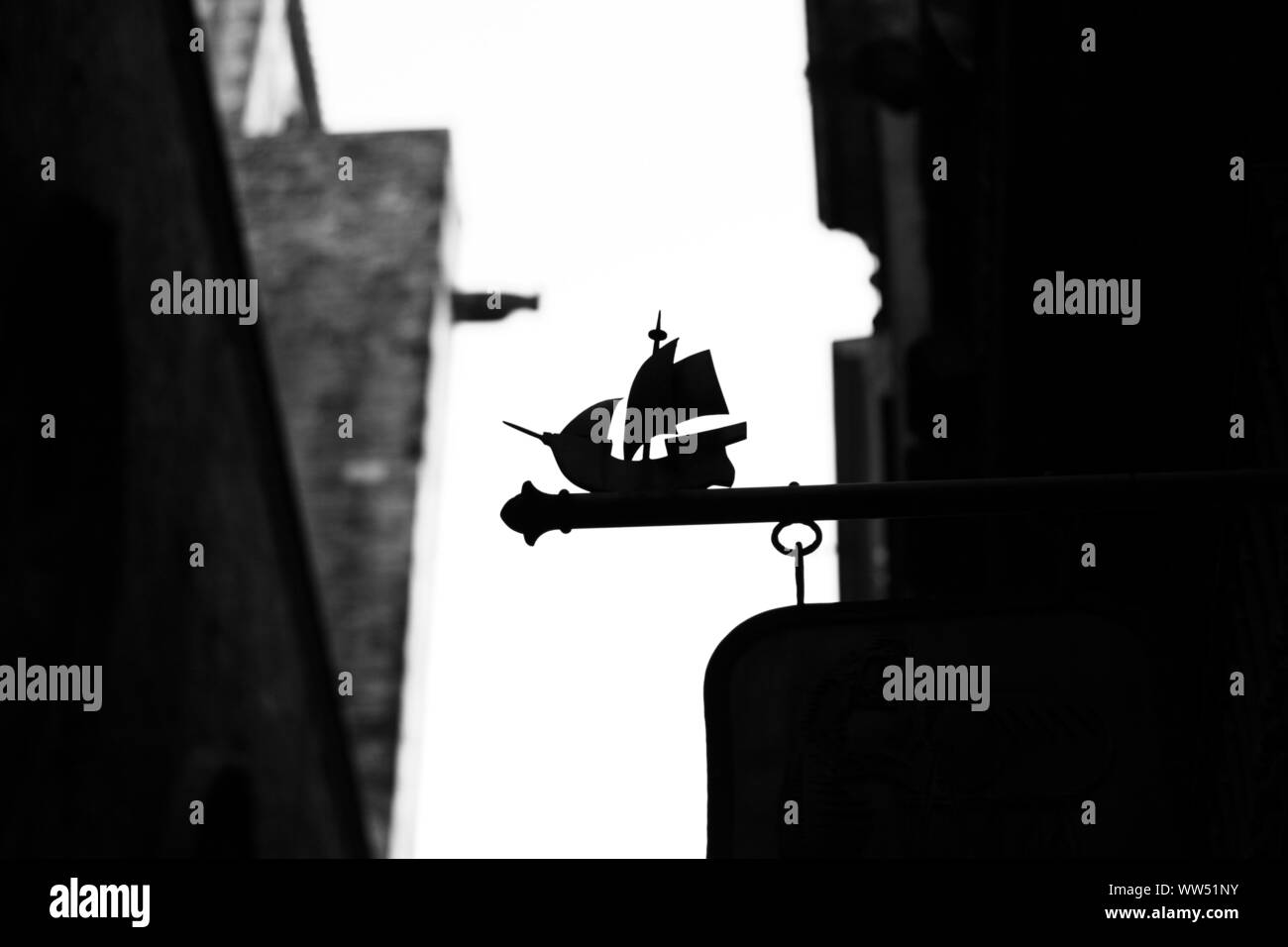 Una piccola barca come una scultura in controluce, Foto Stock