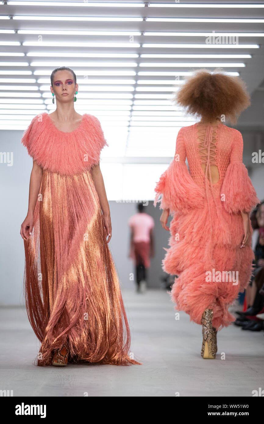 I modelli sulla passerella durante il Mark Fast Primavera/Estate 2020 London Fashion Week show a BFC mostra Space Show a Londra. Foto Stock