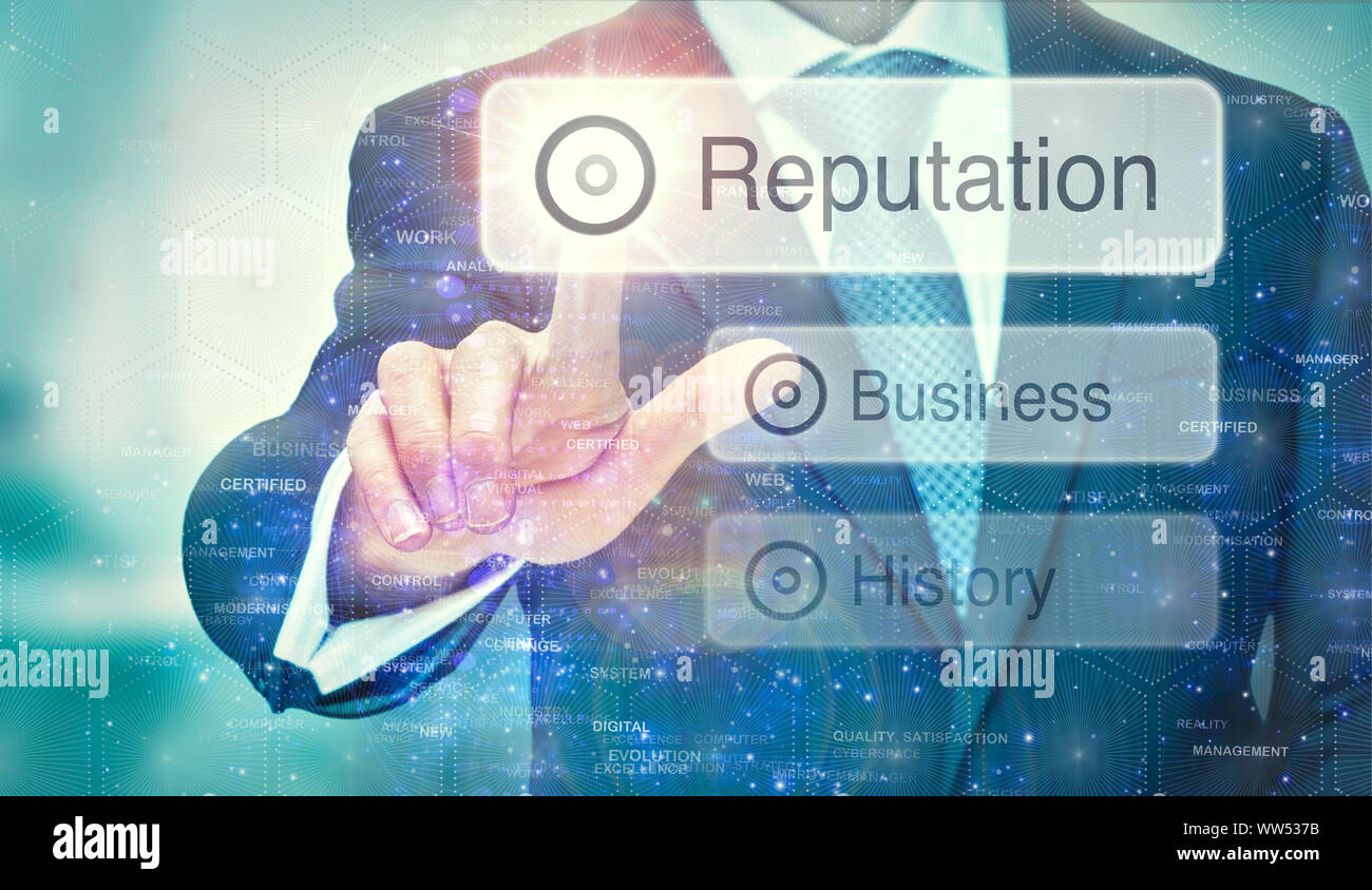 Un uomo di affari di selezione la reputazione di un pulsante su un display futuristico con un concetto scritto su di esso. Foto Stock
