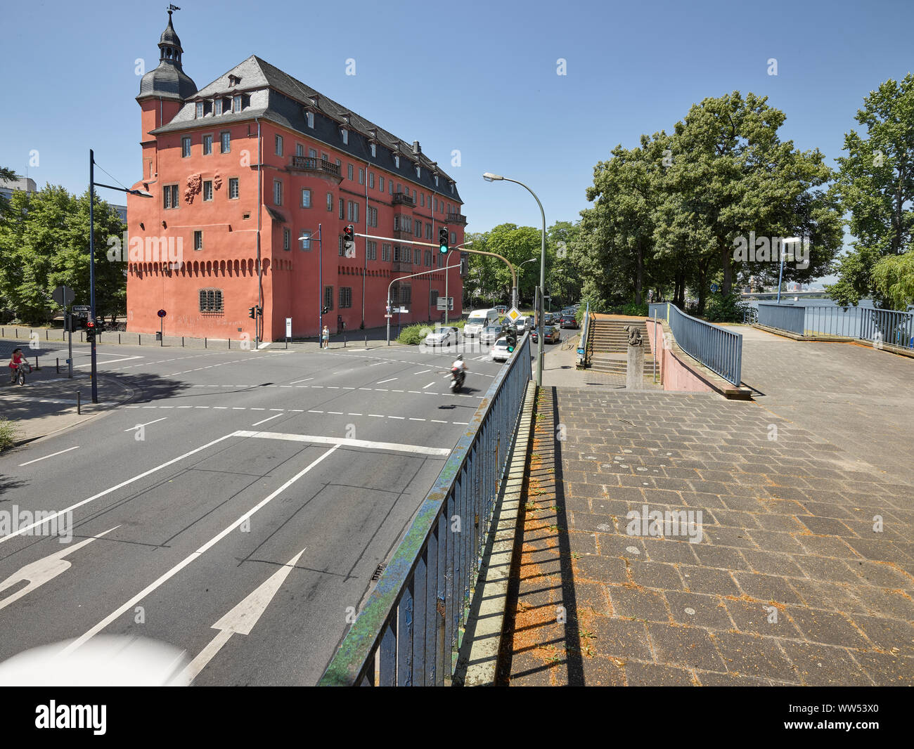 Isenburg castello con street nella parte anteriore di esso Foto Stock
