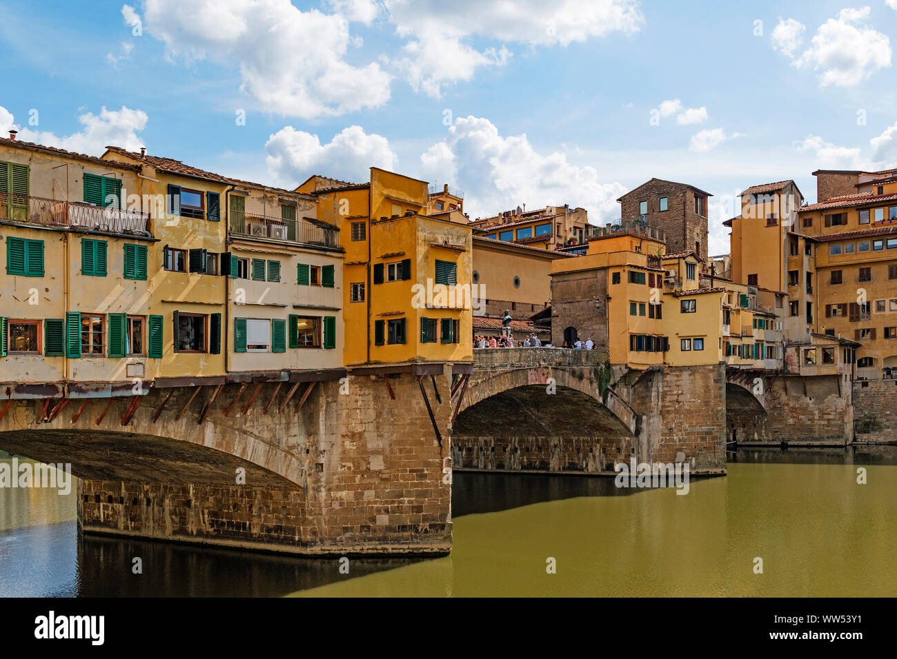 Il medievale ponte vecchio attraversa il fiume Arno in Firenze, Toscana, Italia. Foto Stock