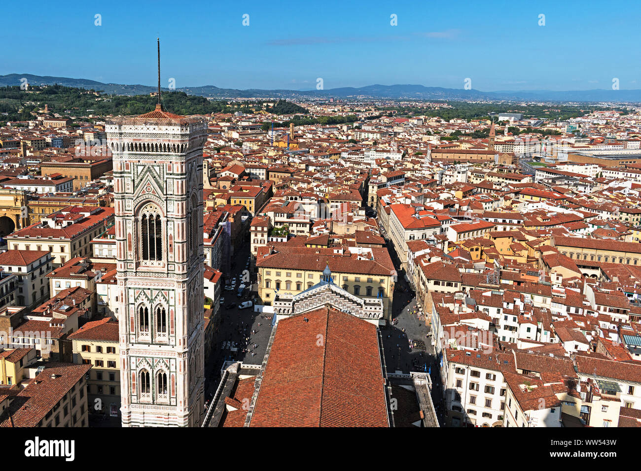 Il campanile di Giotto torre campanaria e sui tetti della città di flornece visto dalla parte superiore della cupola del Duomo di Firenze, Toscana, Italia. Foto Stock