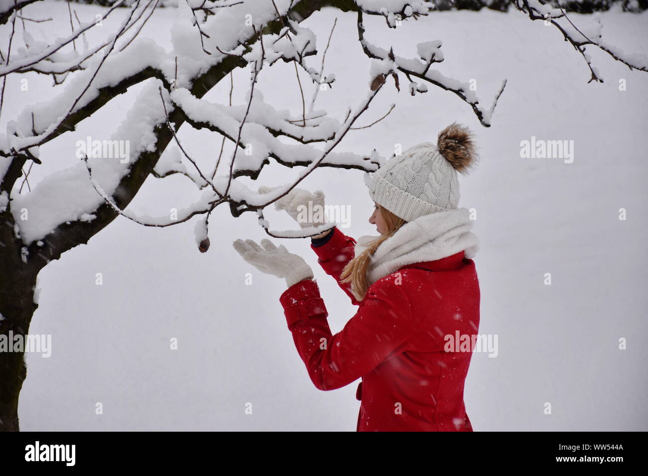 Ritratto di giovane donna divertendosi con la neve Foto Stock