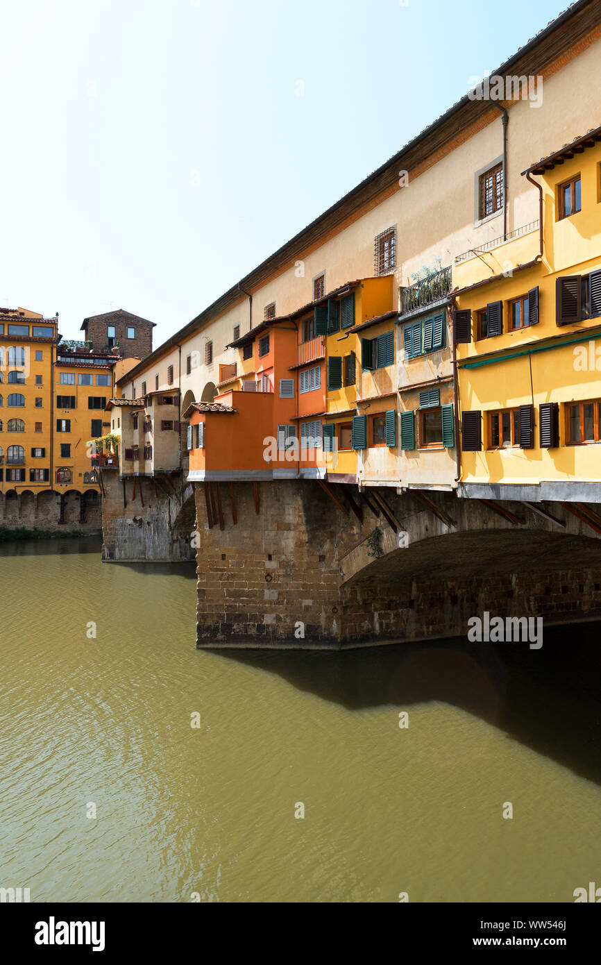 Il medievale ponte vecchio attraversa il fiume Arno in Firenze, Toscana, Italia. Foto Stock