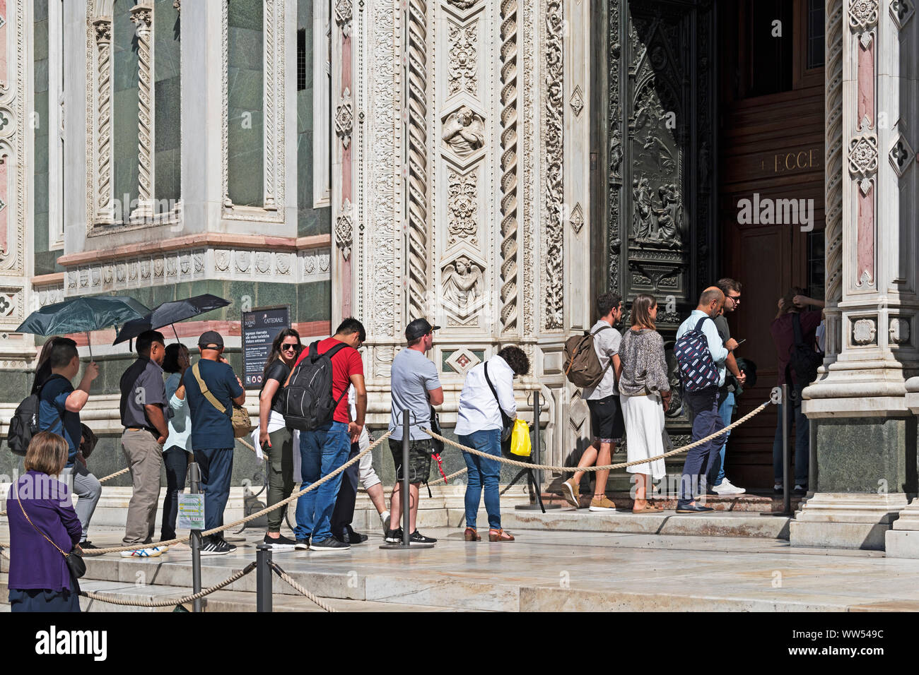 I turisti di accodamento dei visitatori all'entrata di santa maria del fiore il duomo di Firenze, Toscana, Italia. Foto Stock