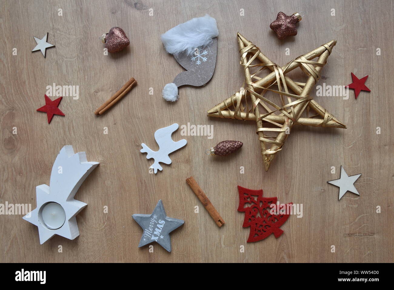Natale laici piatta con elementi di decorazione su un sfondo di legno Foto Stock