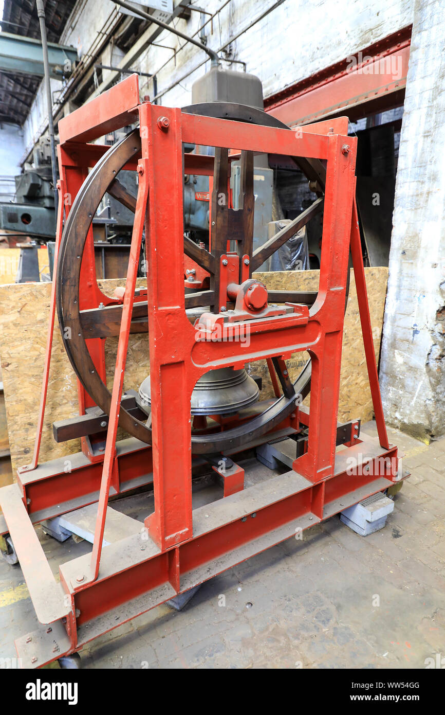 Una campana in una campana di supporto ruota a John Taylor & Company fonderia di campane, Loughborough, Leicestershire, England, Regno Unito Foto Stock