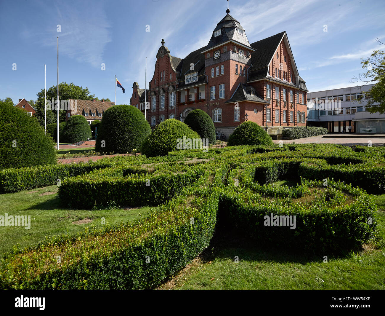 Municipio Cloppenburg con siepe ornamentale Foto Stock