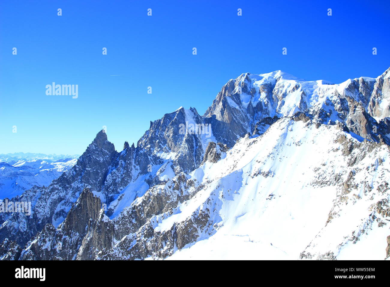 Mont Blanc, il picco più alto nelle Alpi. Bellissimo paesaggio di montagna in inverno con neve alta e cielo blu. Foto Stock