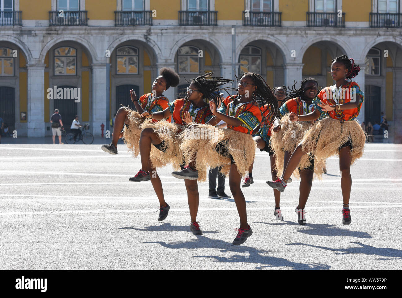 Sei giovani donne praticanti energicamente stile africano dancing a Lisbona la Praça do Comércio Portogallo Foto Stock
