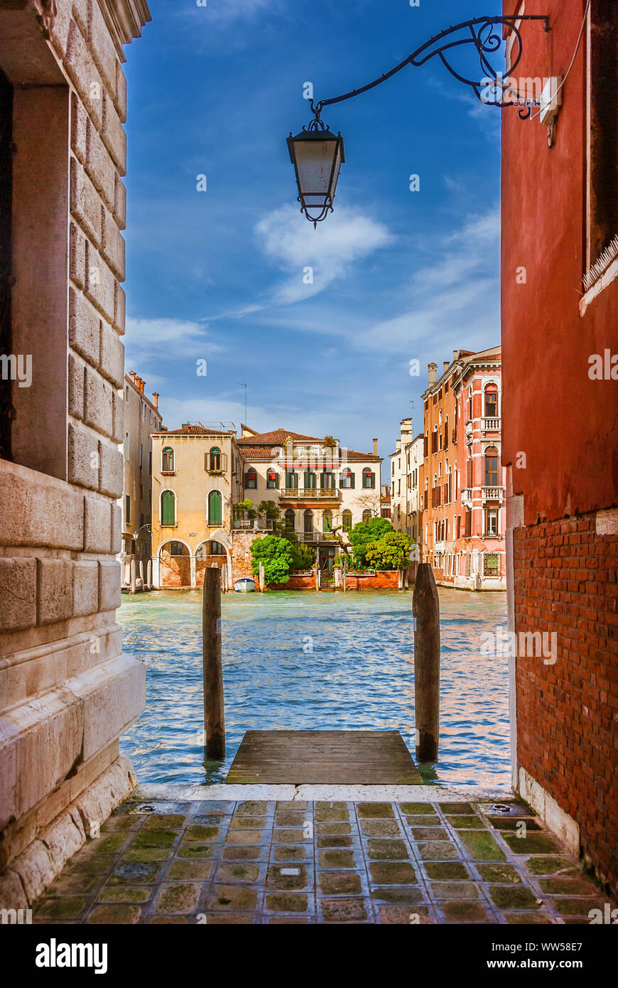 Sul Canal Grande a Venezia con i suoi bellissimi e antichi edifici visto da una stretta viuzza Foto Stock