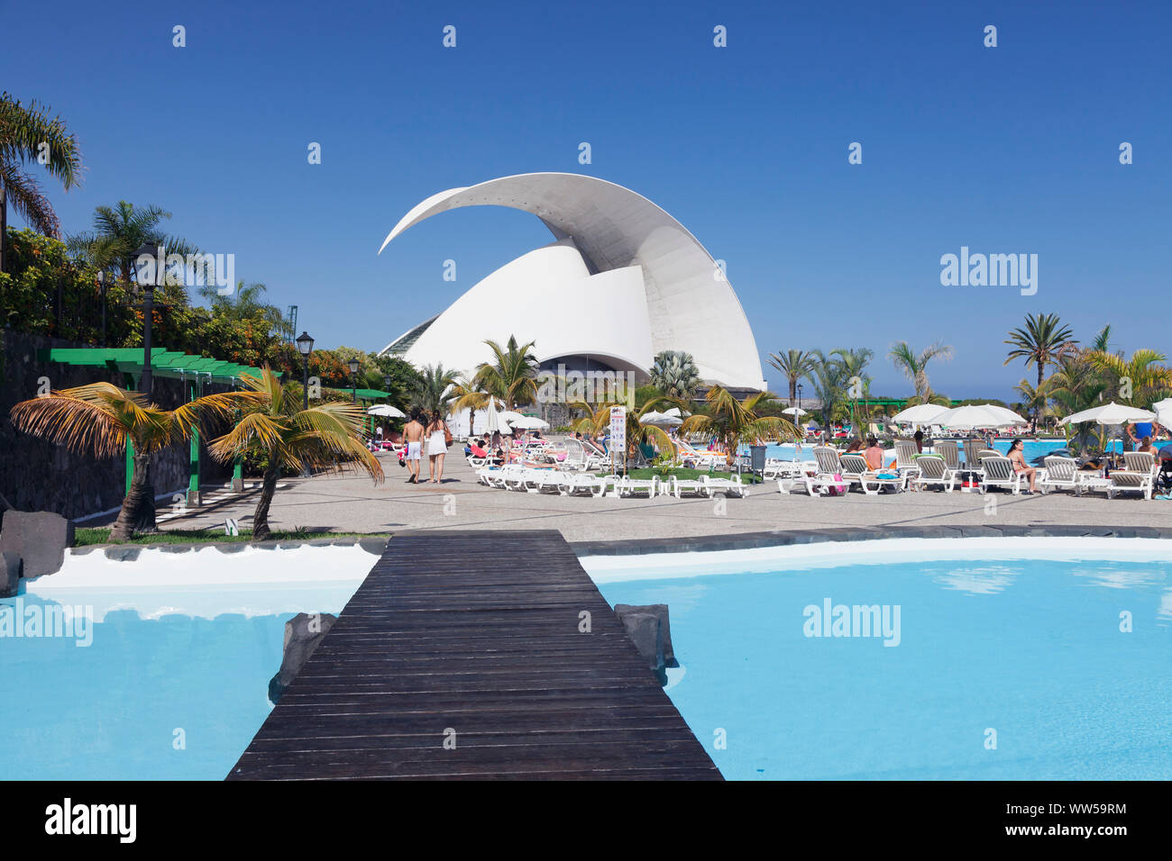 Bagni Parque Maritimo e auditorium da Santiago Calatrava, Santa Cruz Tenerife, Isole Canarie, Spagna Foto Stock