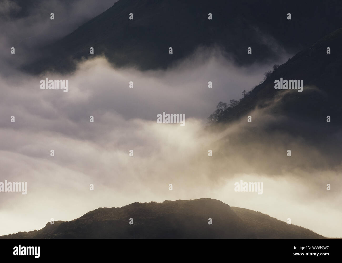 Inversione di cloud su Hartsop con medio Dodd sulla destra da Hartsop sopra come nel distretto del lago. Foto Stock