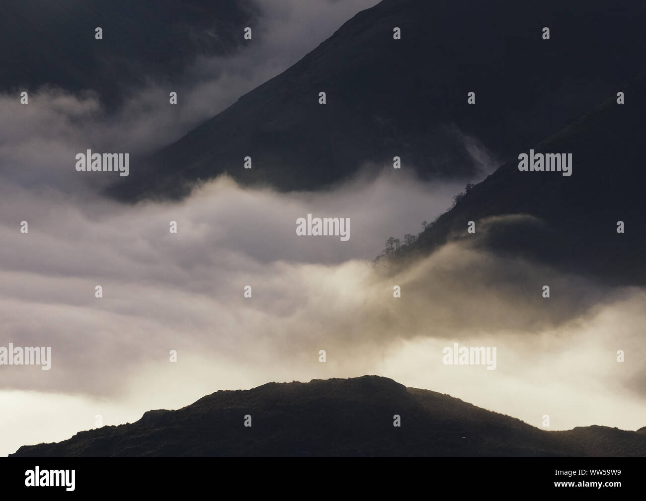 Inversione di cloud su Hartsop con medio Dodd sulla destra da Hartsop sopra come nel distretto del lago. Foto Stock