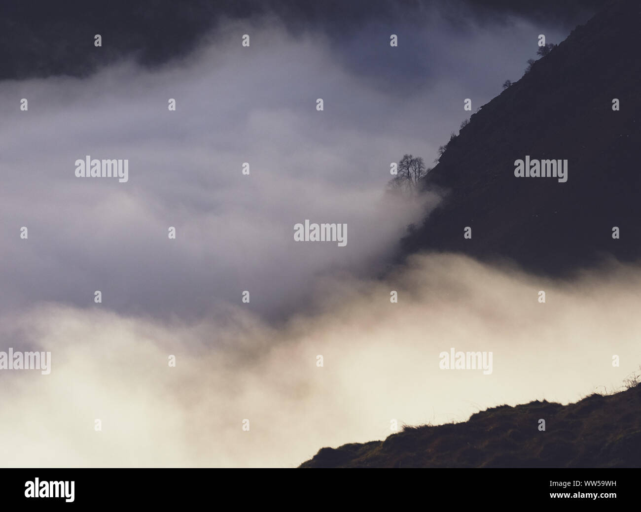 Inversione di cloud su Hartsop con medio Dodd sulla destra da Hartsop sopra come nel distretto del lago. Foto Stock