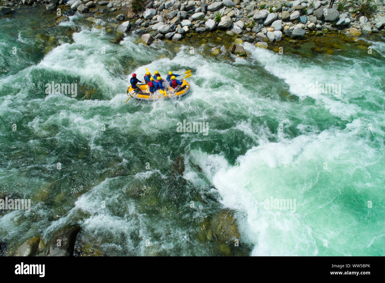 White water rafting sul fiume alpino. Il fiume Sesia, Piemonte, Italia. Foto Stock