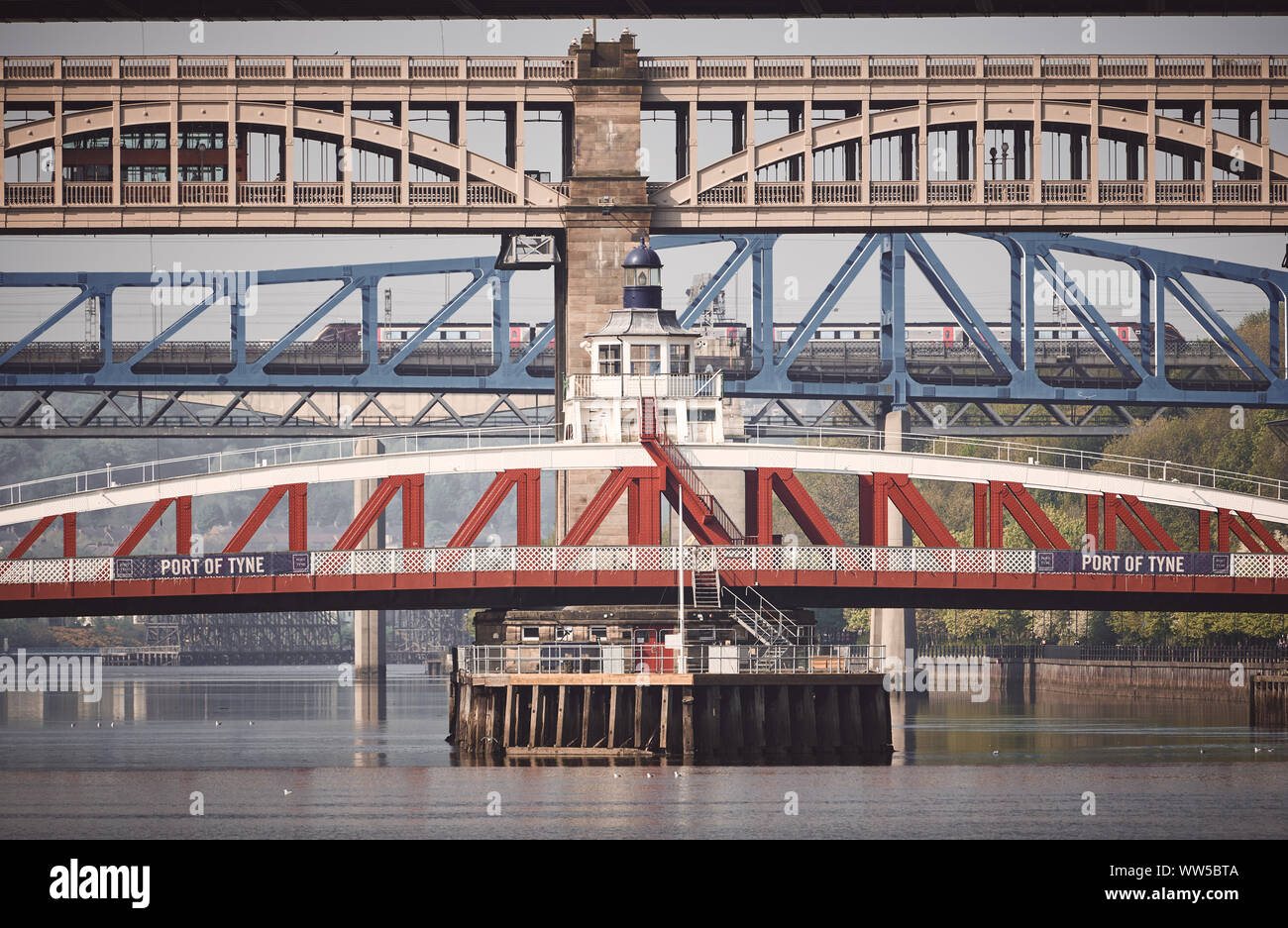 NEWCASTLE UPON TYNE, Regno Unito - 08 maggio, 2018: vista compressa dei ponti attraverso il fiume Tyne. Include il Swing & Alto Livello ponte. Foto Stock