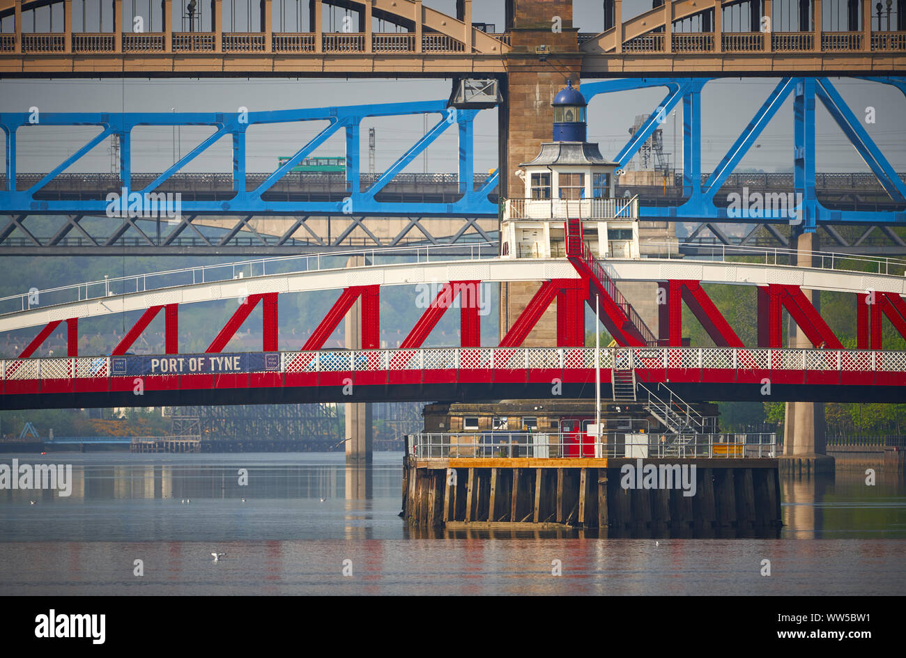 NEWCASTLE UPON TYNE, Regno Unito - 08 maggio, 2018: vista compressa dei ponti attraverso il fiume Tyne. Include il Swing & Alto Livello ponte. Foto Stock