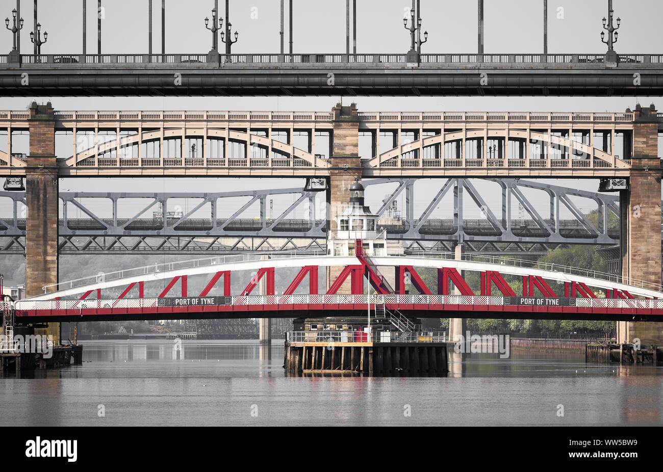 NEWCASTLE UPON TYNE, Regno Unito - 08 maggio, 2018: vista compressa dei ponti attraverso il fiume Tyne. Include il Tyne Bridge come pure lo Swing Foto Stock