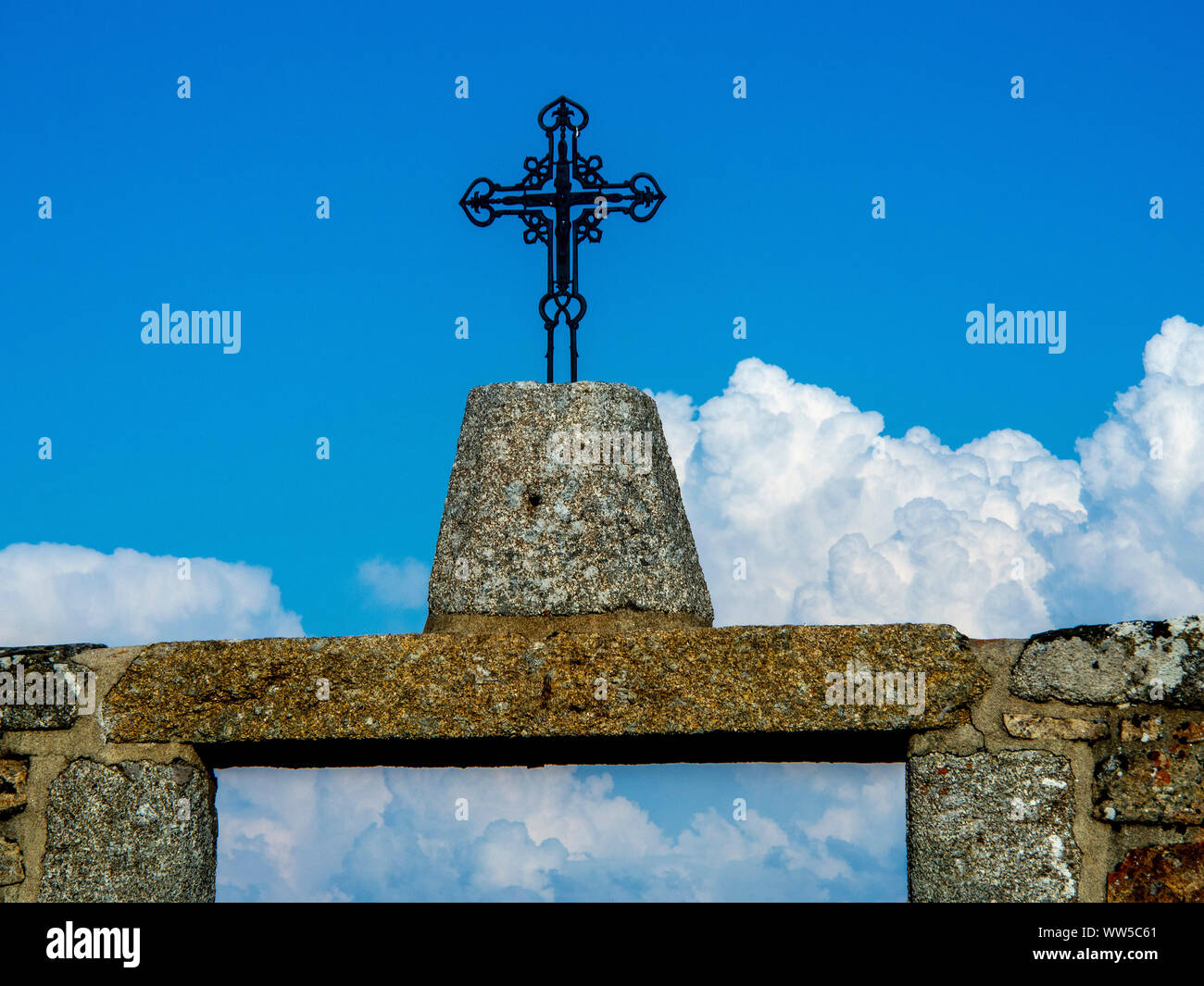 Croce su un piedistallo di pietra di Auvers village, Lozère, Occitanie, Francia, Europa Foto Stock