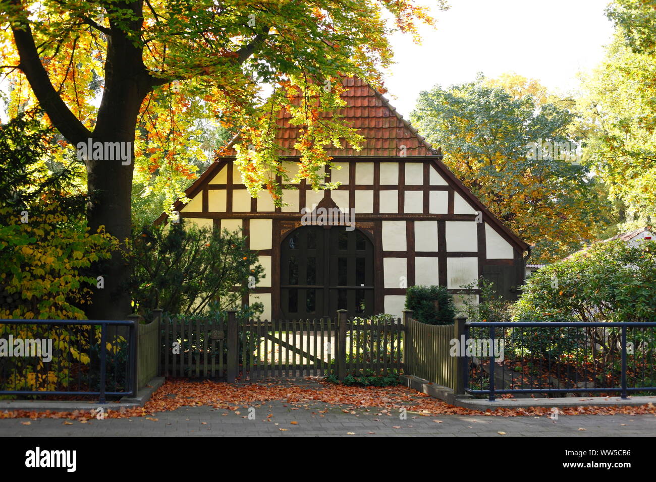 A struttura mista in legno e muratura casa residenziale, ex fattoria in autunno, Oberneuland, Brema, Germania, Europa Foto Stock