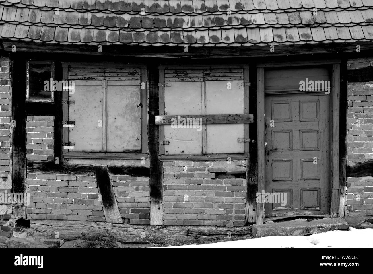 La fotografia di una casa sgangherato facciata in mezzo in legno stile, Foto Stock