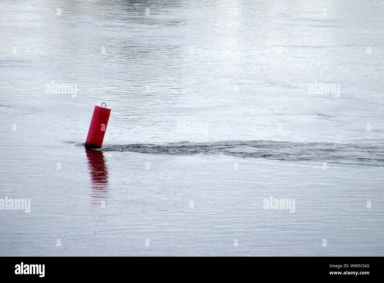 Un segnale rosso boa viene piegata mediante il flusso di fiume, Foto Stock