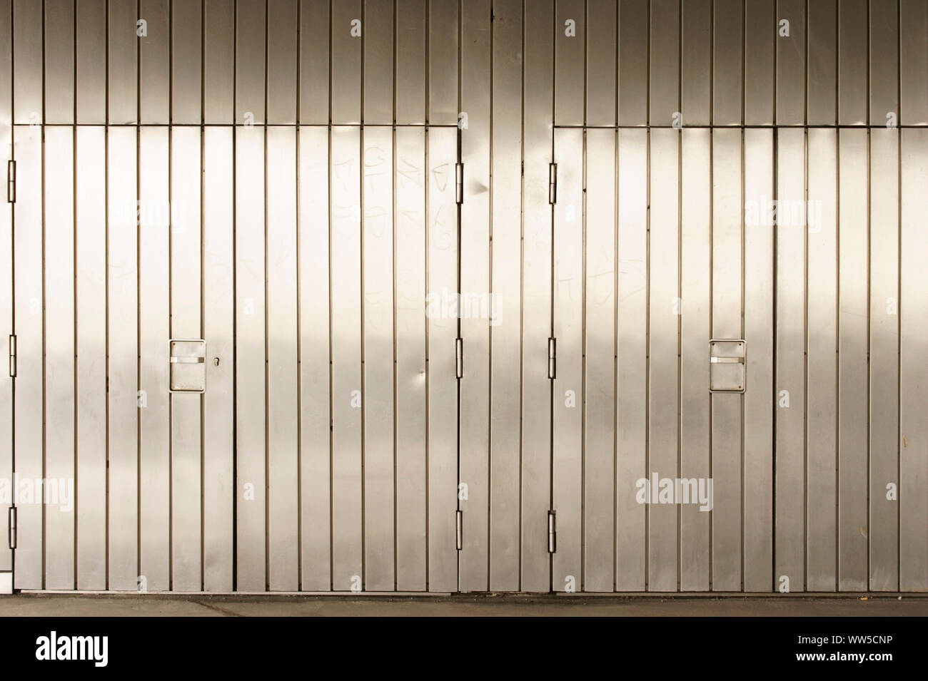 Un suggestivo stagno da parete in acciaio inox con porte chiuse, Foto Stock