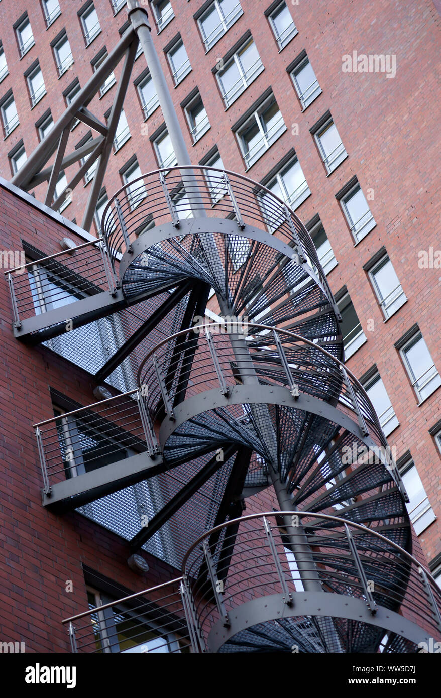 Una scala a chiocciola, fire escape, a lato della facciata di un edificio, Foto Stock