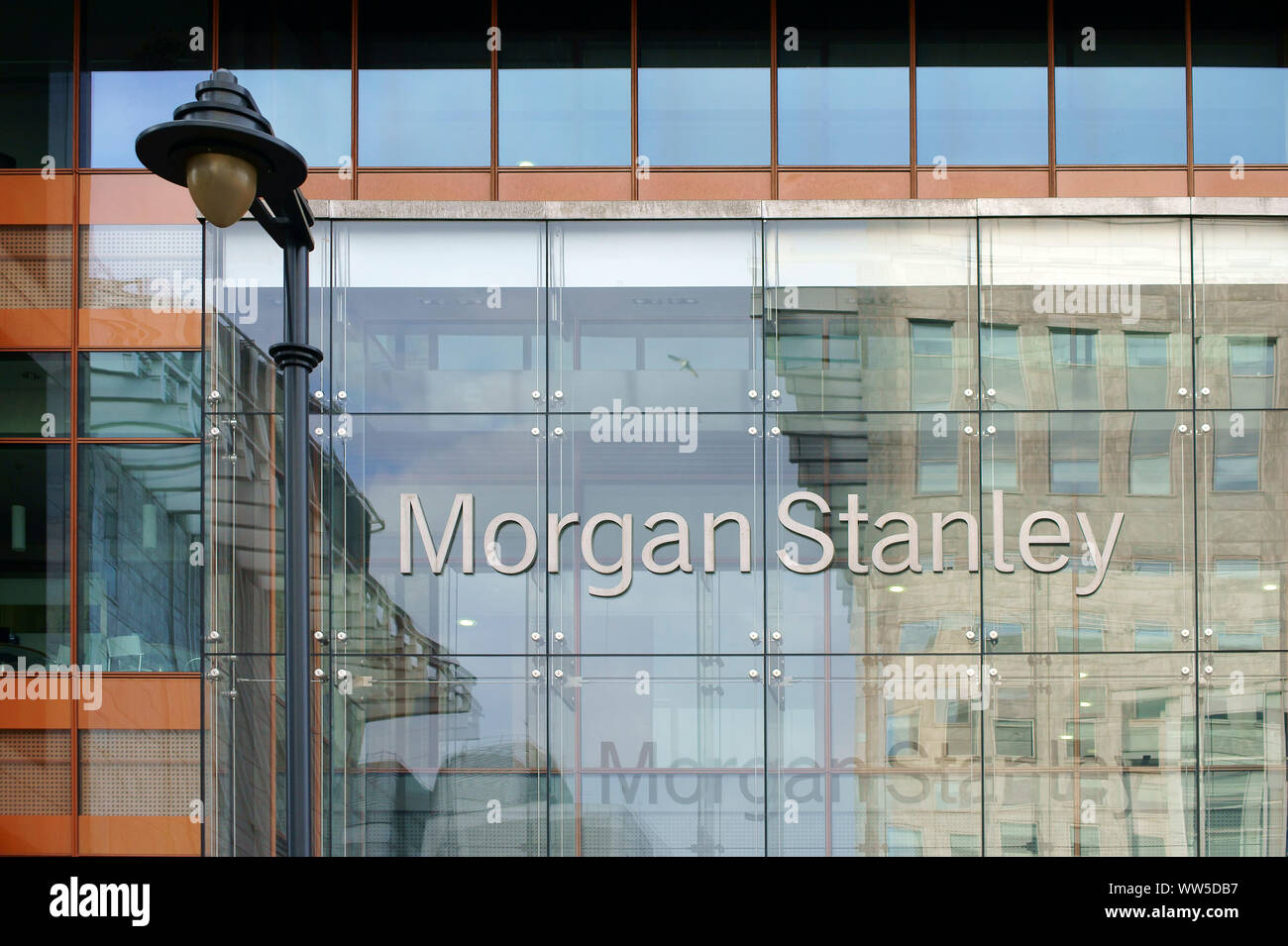 La facciata della banca moderna di Morgan Stanley con riflessioni e un nostalgico lanterna in Londra, Foto Stock