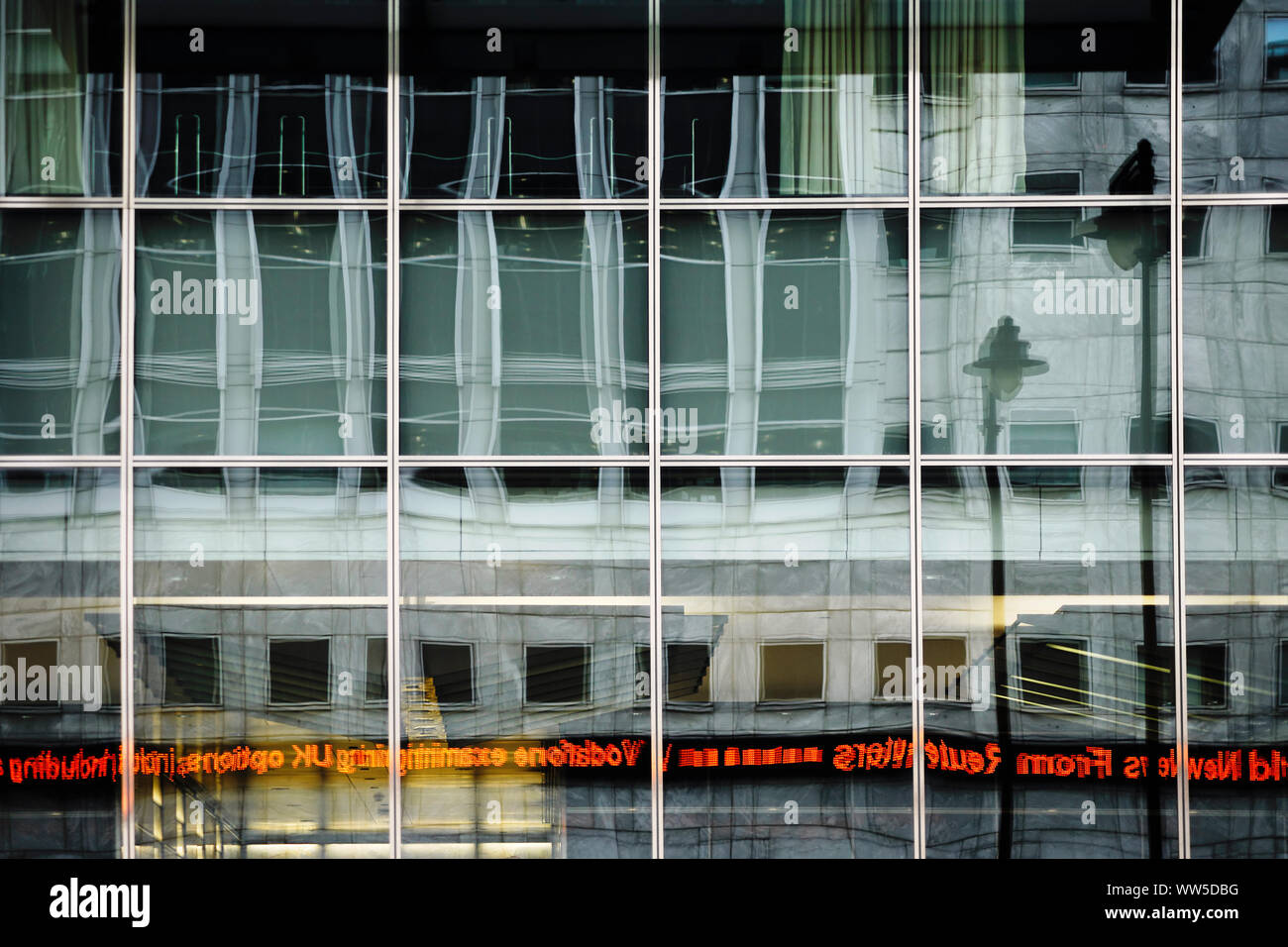 La facciata della banca moderna di Morgan Stanley a Londra con riflessioni e una lanterna di nostalgico nella finestra, Foto Stock