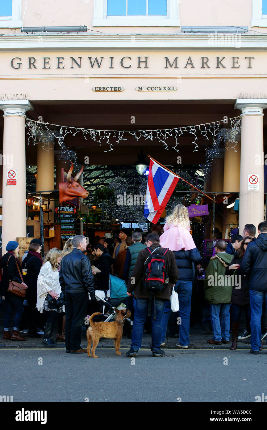 Il mercato di Greenwich a Londra con una curiosa folla davanti all'ingresso, Foto Stock