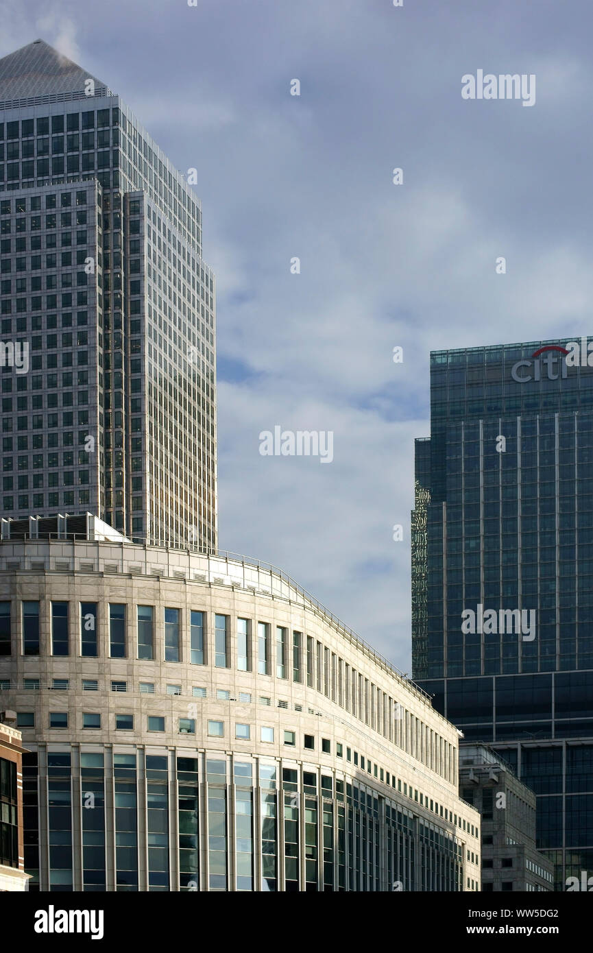 Il moderno ufficio Citigroup edificio accanto ad alta sorge nel centro finanziario di Canary Wharf a Londra, Foto Stock