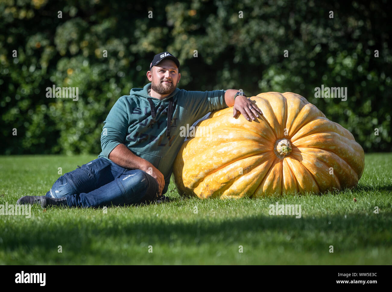 Richard Mann con la sua vincita zucca gigante la pesatura 291.7 chili, si è aggiudicato il primo premio nella categoria di zucca del gigante vegetale della concorrenza a Harrogate Autunno Flower Show nello Yorkshire. Foto di PA. Picture Data: venerdì 13 settembre, 2019. In scena al grande Yorkshire Showground Harrogate Flower Show è della Gran Bretagna premier autunno giardinaggio evento. La mostra presenta oltre 5.000 belle fioriture di autunno in Gran Bretagna la più grande esposizione di specialista di gruppi di giardinaggio e un mondo-famoso gigante vegetale della concorrenza. Foto di credito dovrebbe leggere: Danny Lawson/PA FILO Foto Stock