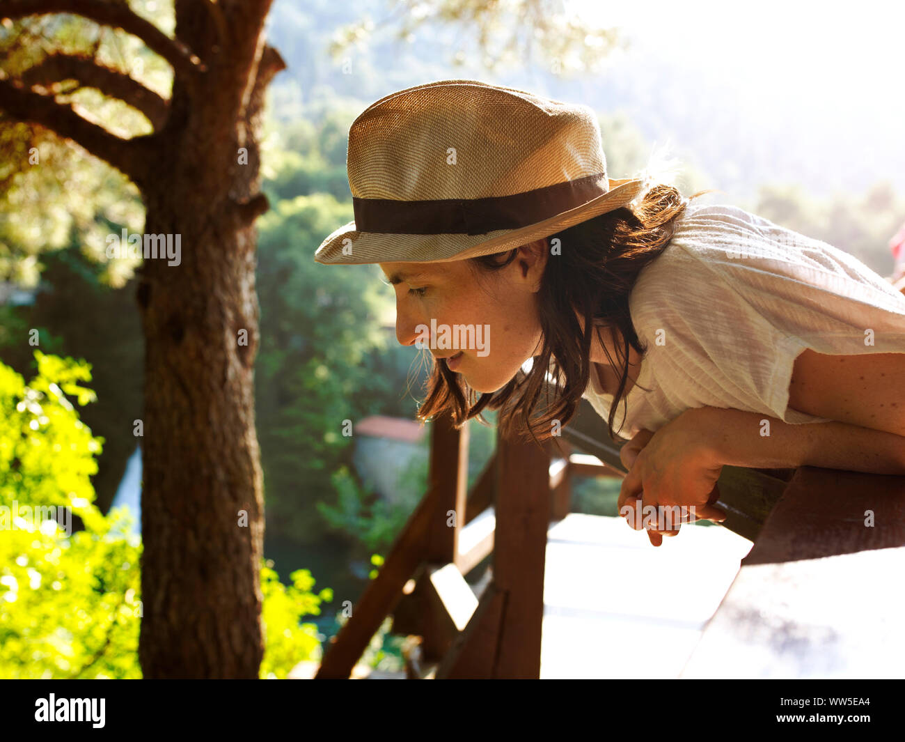 30-40 anni donna con cappello di paglia sulla piattaforma di visualizzazione nel Parco Nazionale di Krka Foto Stock
