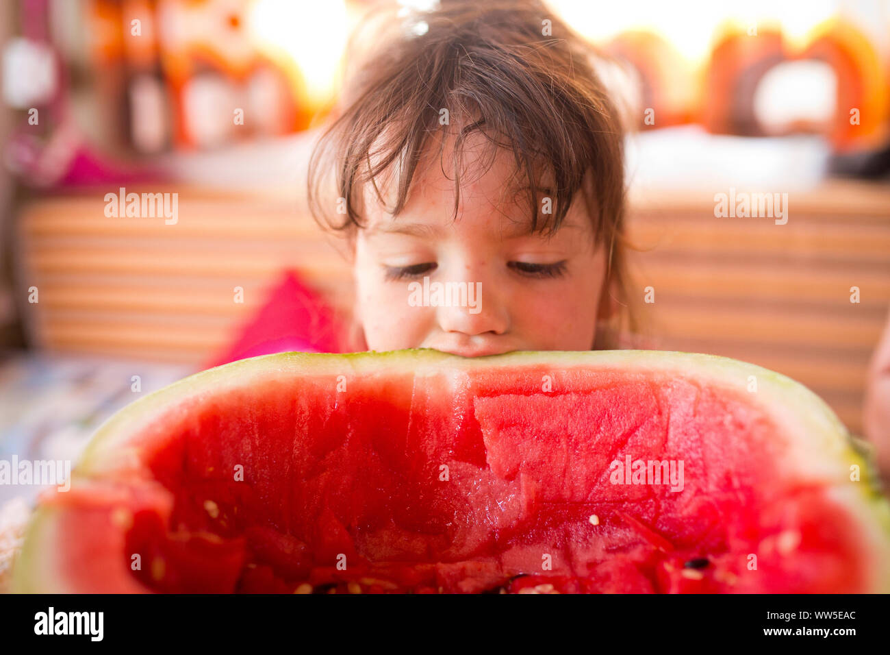 4-6 anni bambino cercando in raschiati scorza di melone in caravan Foto Stock