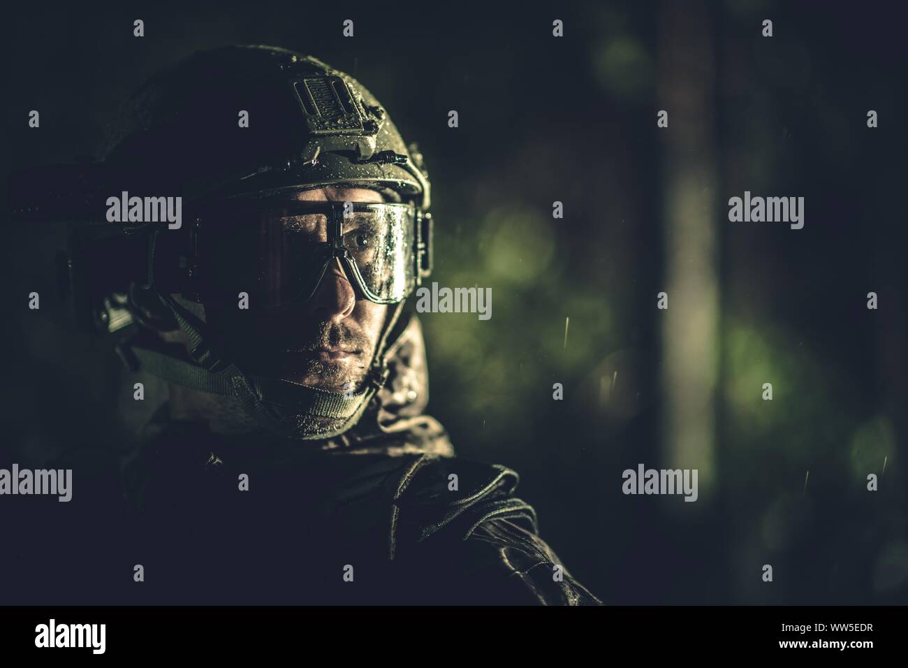Moderno campo di battaglia soldato ritratto. Sporco e bagnato uomini faccia. Tema militare. Foto Stock