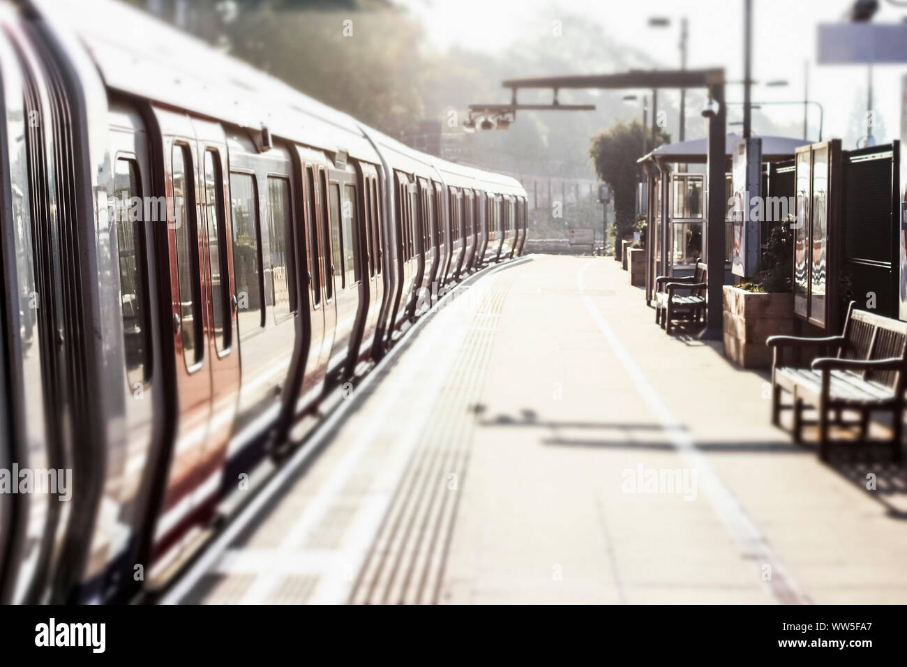 Su una piattaforma di una stazione ferroviaria a Londra, Tilt-Shift-effetto Foto Stock