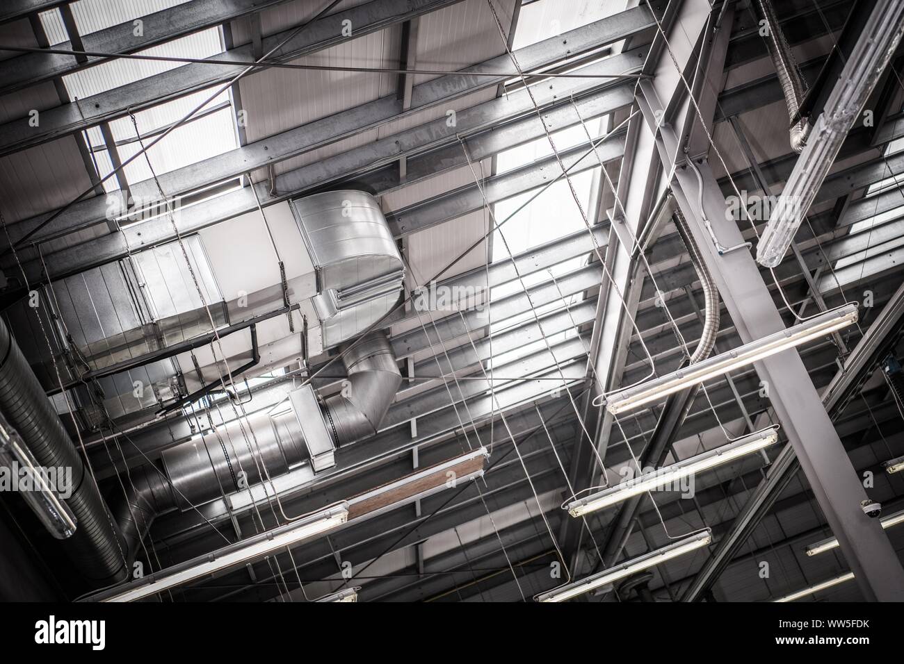 Magazzino Pro ventilazione. Il riscaldamento e il raffreddamento all'interno di edifici di grandi dimensioni. Moderno Aria condizionata tecnologie. Foto Stock