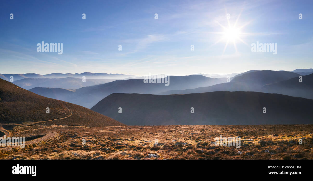 La nebbia in una fredda mattina sulla Derwent Fells nel Lake District inglese, UK. Foto Stock