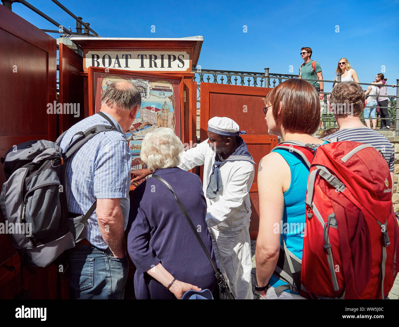 Praga, Repubblica Ceca - 17 Maggio 2017: una famiglia disponendo una gita in barca sul fiume Moldava a Praga. Foto Stock