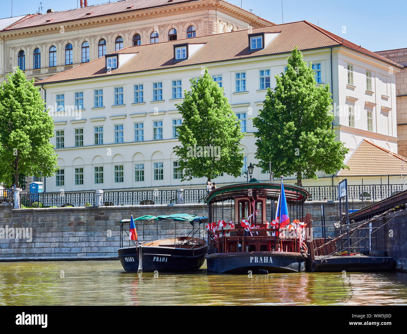 Praga, Repubblica Ceca - 17 Maggio 2017: gita in barca gite sul fiume Vltava a Praga. Foto Stock