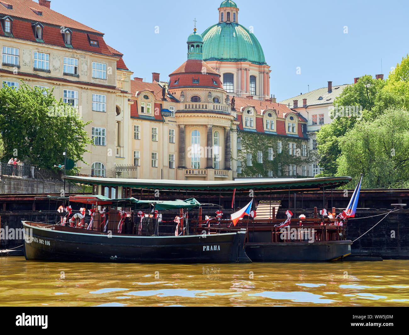 Praga, Repubblica Ceca - 17 Maggio 2017: gita in barca gite sul fiume Vltava a Praga. Foto Stock