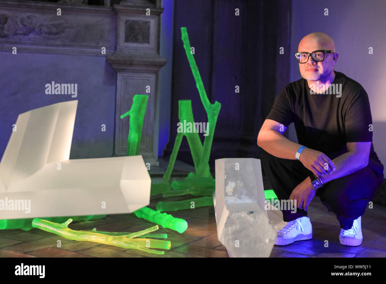 Londra, UK, 13 settembre 2019. Designer Rony Plesl con il suo lavoro. 'Sacred geometria' una unica installazione di vetro dal designer ceco Rony Plesl (nella foto con il suo lavoro). Si guarda a un linguaggio universale organizzando tutte le realtà visibile e invisibile secondo la base di principi geometrici.. London Design Festival corre da 14-22 settembre 2019. Credito: Imageplotter/Alamy Live News Foto Stock