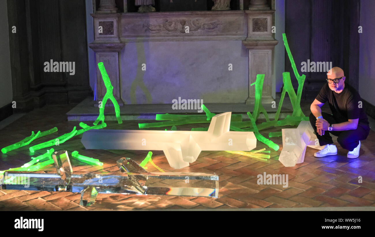 Londra, UK, 13 settembre 2019. Designer Rony Plesl con il suo lavoro. 'Sacred geometria' una unica installazione di vetro dal designer ceco Rony Plesl (nella foto con il suo lavoro). Si guarda a un linguaggio universale organizzando tutte le realtà visibile e invisibile secondo la base di principi geometrici.. London Design Festival corre da 14-22 settembre 2019. Credito: Imageplotter/Alamy Live News Foto Stock