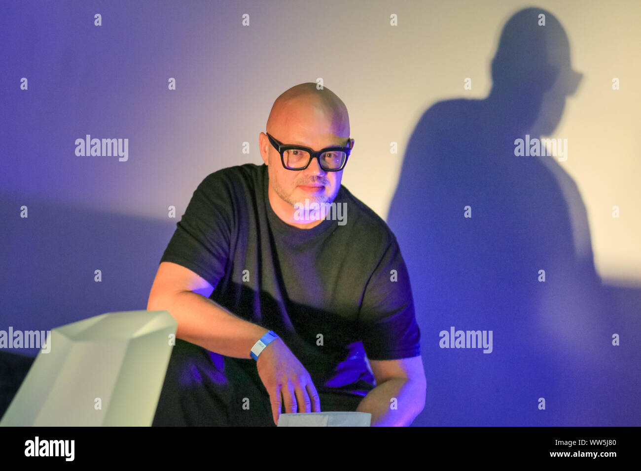 Londra, UK, 13 settembre 2019. Designer Rony Plesl con il suo lavoro. 'Sacred geometria' una unica installazione di vetro dal designer ceco Rony Plesl (nella foto con il suo lavoro). Si guarda a un linguaggio universale organizzando tutte le realtà visibile e invisibile secondo la base di principi geometrici.. London Design Festival corre da 14-22 settembre 2019. Credito: Imageplotter/Alamy Live News Foto Stock