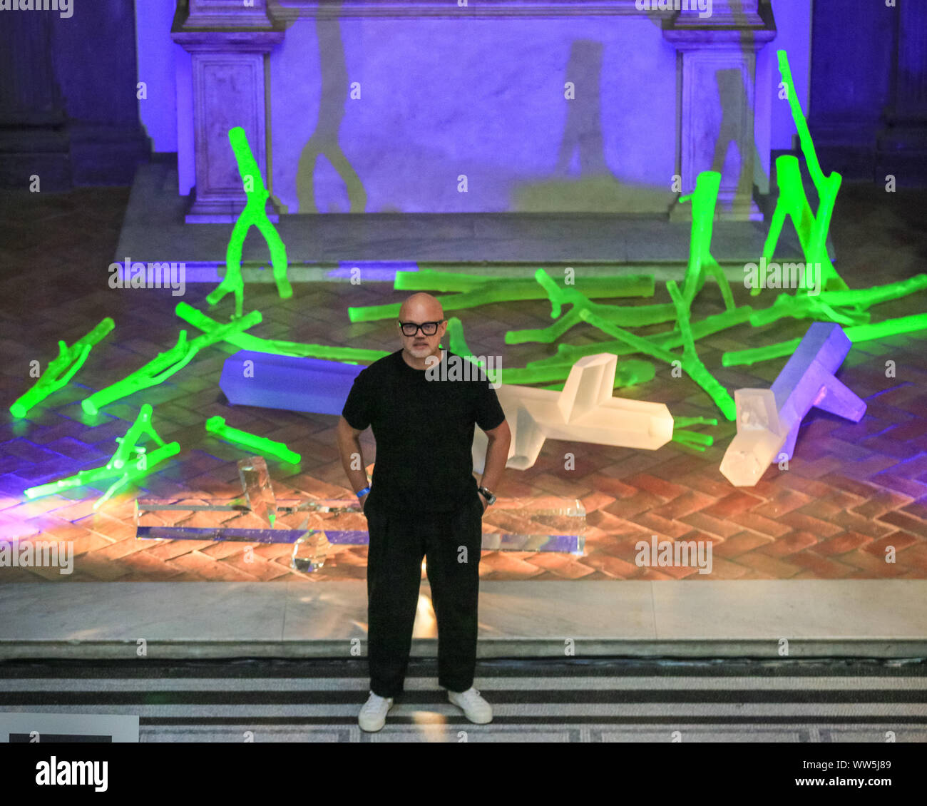 Londra, UK, 13 settembre 2019. Designer Rony Plesl con il suo lavoro. 'Sacred geometria' una unica installazione di vetro dal designer ceco Rony Plesl (nella foto con il suo lavoro). Si guarda a un linguaggio universale organizzando tutte le realtà visibile e invisibile secondo la base di principi geometrici.. London Design Festival corre da 14-22 settembre 2019. Credito: Imageplotter/Alamy Live News Foto Stock