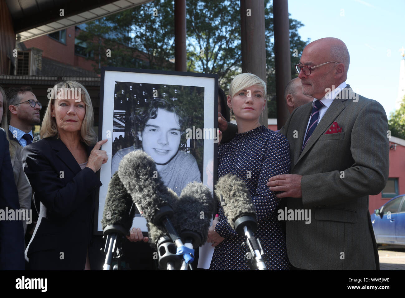 La famiglia di Owen Cary (da sinistra a destra) madre Moira, suor Emma Kocher e padre Paolo Carey, al di fuori di Southwark Coroner la Corte a seguito della sentenza a sua inchiesta che egli è stata indotta a credere che non vi erano gli allergeni nel suo pasto al Byron hamburger ristorante. Signor Carey, 18, non si erano accorti che il pollo era stato marinato nel latticello e crollò e morì di grave cibo-indotta anafilassi. Foto Stock